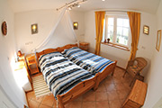 Fewo B - Schlafzimmer mit Doppelbett