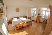 Fewo E - Schlafzimmer mit Doppelbett
